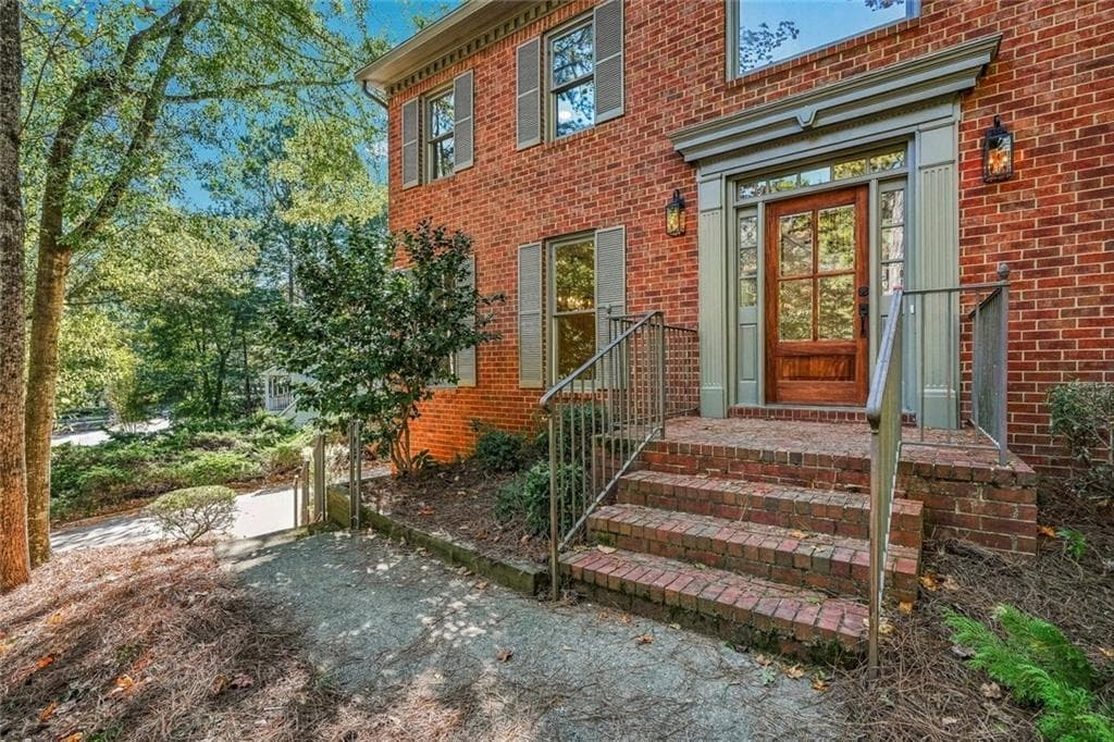 4 bedroom, 3 bathroom, 2,708 sq ft single family residence for sale at 8020 Willow Tree Way, Alpharetta, GA 30005 — photo 3