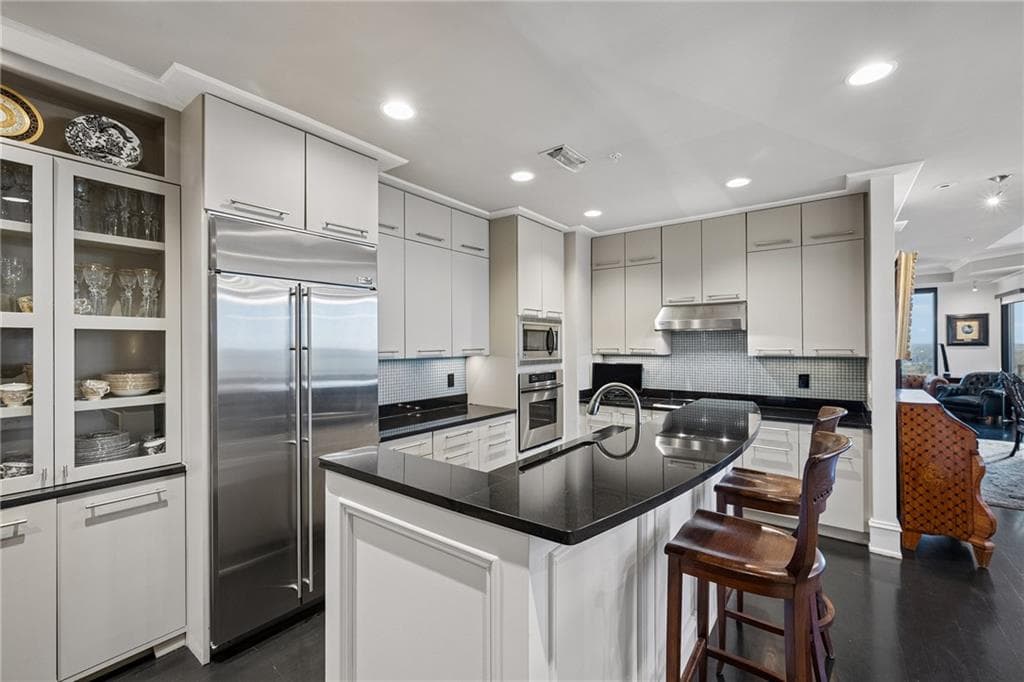 2 bedroom, 3 bathroom, 2,226 sq ft condominium for sale at 2828 Peachtree Road 2403, Atlanta, GA 30305 — photo 2