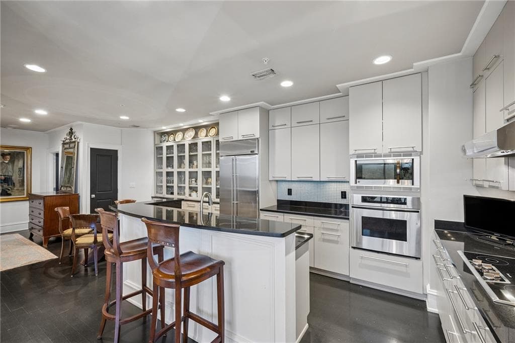 2 bedroom, 3 bathroom, 2,226 sq ft condominium for sale at 2828 Peachtree Road 2403, Atlanta, GA 30305 — photo 3