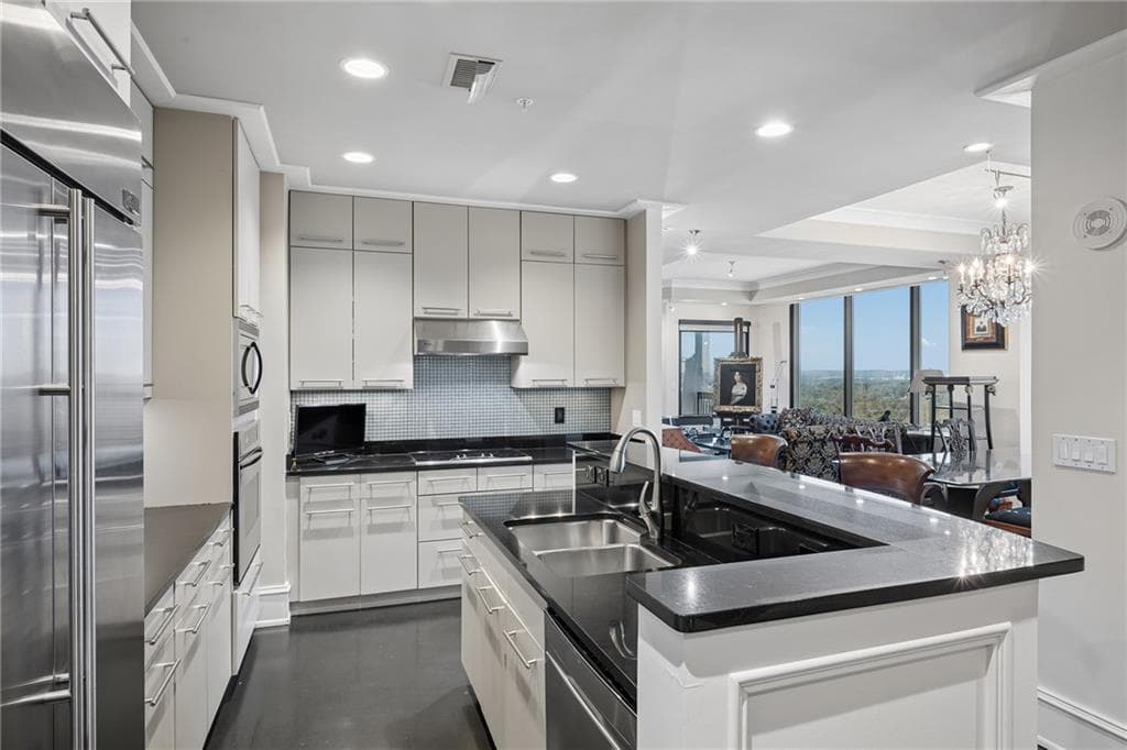 2 bedroom, 3 bathroom, 2,226 sq ft condominium for sale at 2828 Peachtree Road 2403, Atlanta, GA 30305 — photo 4