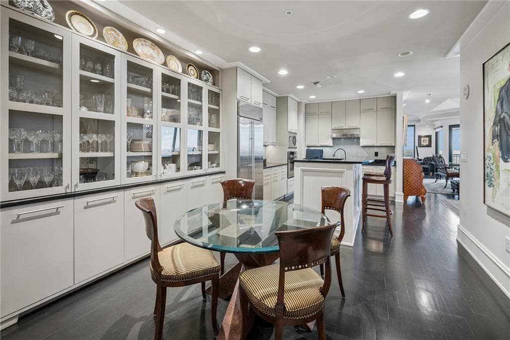 2 bedroom, 3 bathroom, 2,226 sq ft condominium for sale at 2828 Peachtree Road 2403, Atlanta, GA 30305 — photo 7