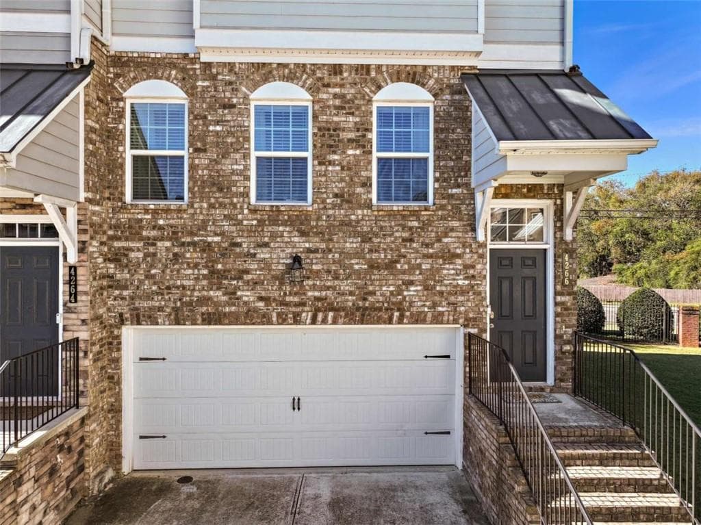 4 bedroom, 4 bathroom, 2,018 sq ft townhouse for sale at 4266 Buford Valley Way, Buford, GA 30518 — photo 2