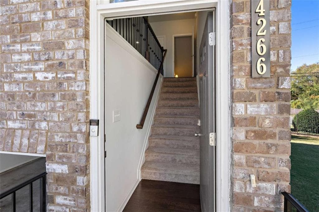 4 bedroom, 4 bathroom, 2,018 sq ft townhouse for sale at 4266 Buford Valley Way, Buford, GA 30518 — photo 4