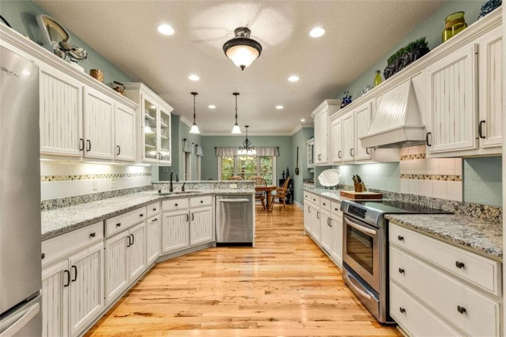 5 bedroom, 3 bathroom, 3,900 sq ft single family residence for sale at 200 Plantation Lane, Blue Ridge, GA 30513 — photo 3