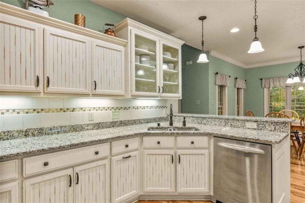 5 bedroom, 3 bathroom, 3,900 sq ft single family residence for sale at 200 Plantation Lane, Blue Ridge, GA 30513 — photo 9
