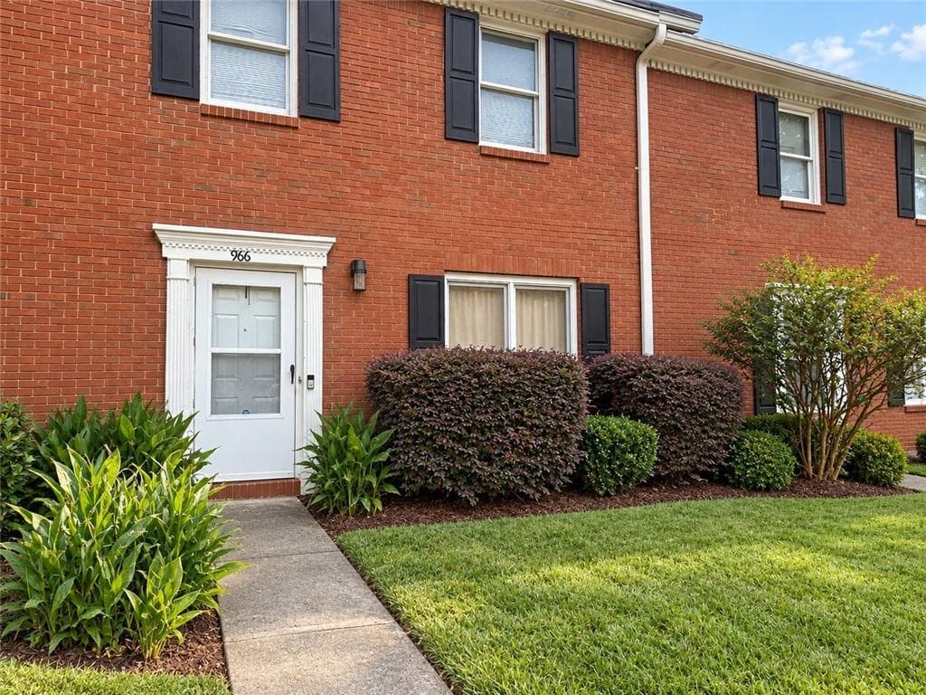 3 bedroom, 3 bathroom, 1,600 sq ft townhouse for sale at 966 Park Gate Place, Stone Mountain, GA 30083 — photo 2