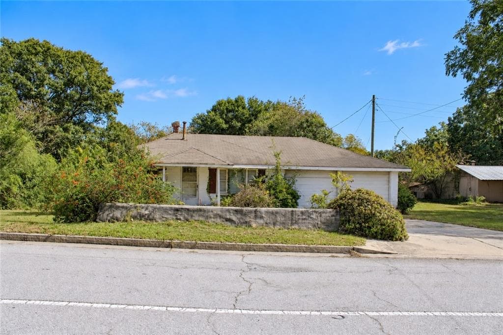 2 bedroom, 1 bathroom, 725 sq ft single family residence for sale at 1346 Lester Road, Conyers, GA 30012