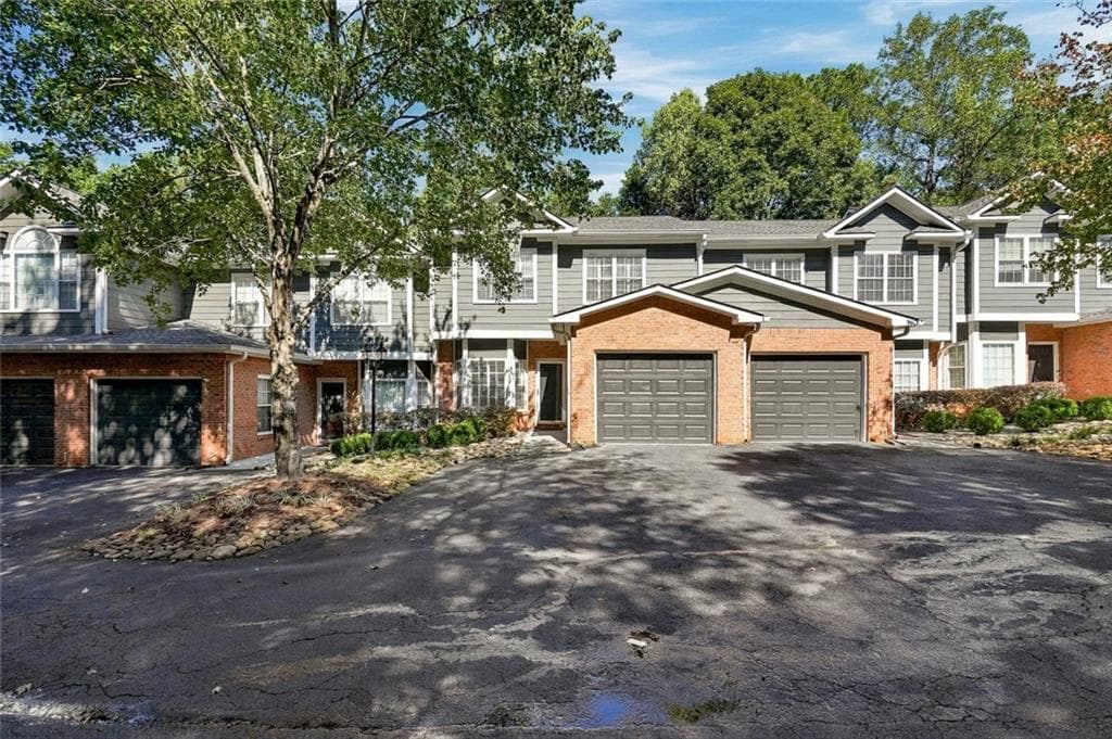 3 bedroom, 3 bathroom, 1,866 sq ft townhouse for sale at 2680 Pine Tree Road 6, Atlanta, GA 30324 — photo 2