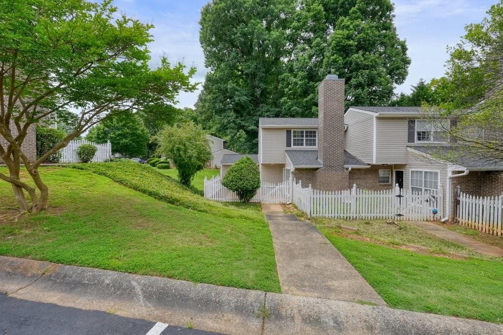 3 bedroom, 2 bathroom, 1,354 sq ft condominium for sale at 551 Summit Lane, Marietta, GA 30008 — photo 6