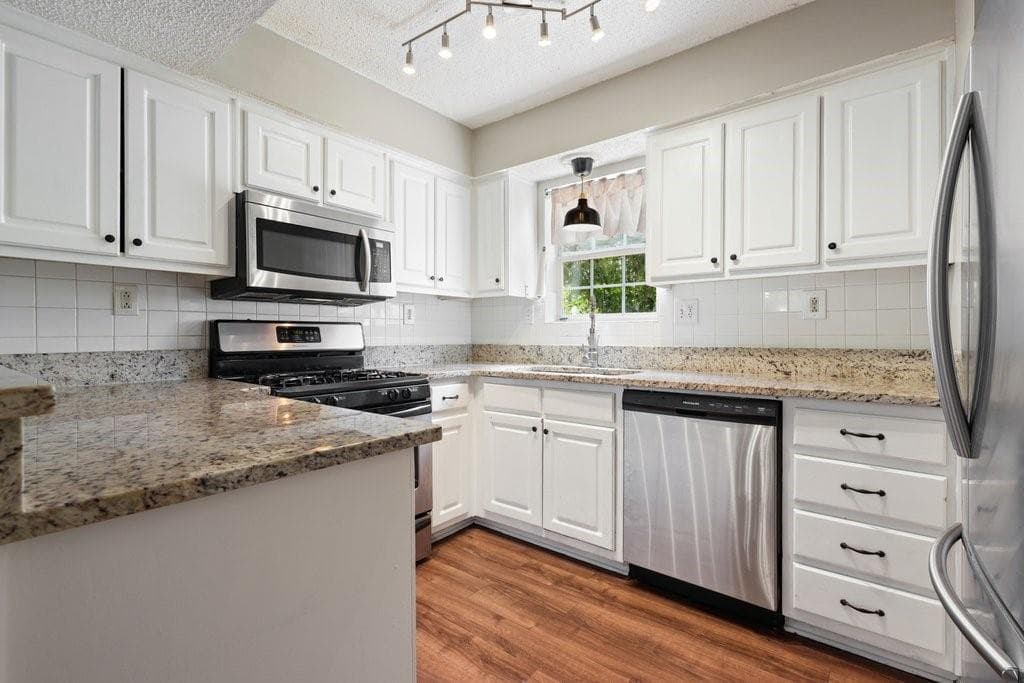 3 bedroom, 2 bathroom, 1,354 sq ft condominium for sale at 551 Summit Lane, Marietta, GA 30008 — photo 3