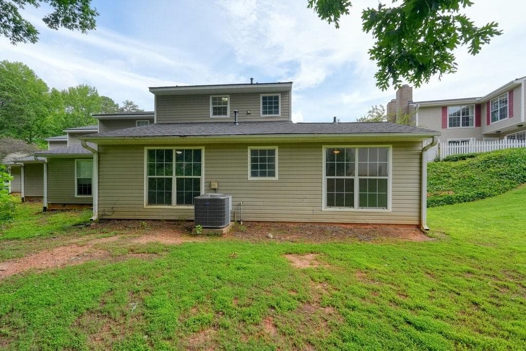 3 bedroom, 2 bathroom, 1,354 sq ft condominium for sale at 551 Summit Lane, Marietta, GA 30008 — photo 5