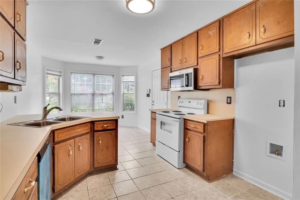 3 bedroom, 2 bathroom, 1,840 sq ft single family residence for sale at 401 Crosshaven Way, Mcdonough, GA 30253 — photo 6