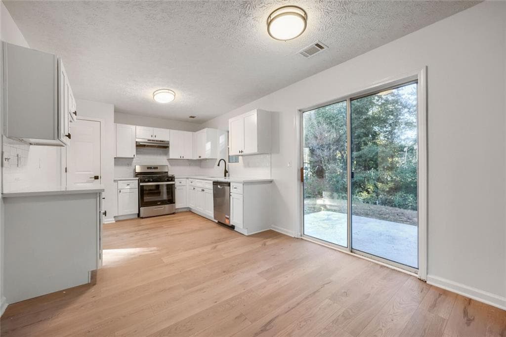 3 bedroom, 3 bathroom, 2,000 sq ft single family residence for sale at 7562 Broadhurst Drive, Riverdale, GA 30296 — photo 7