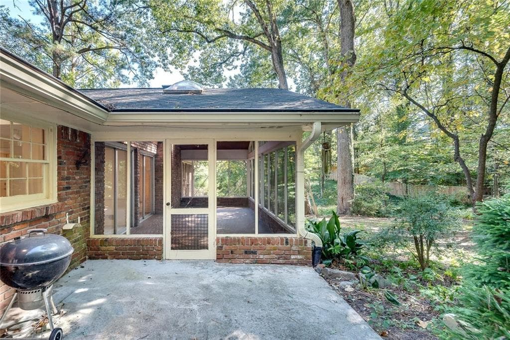3 bedroom, 3 bathroom, 2,052 sq ft single family residence for rent at 4690 Huntley Drive, Atlanta, GA 30342 for $3,650 a month — photo 2