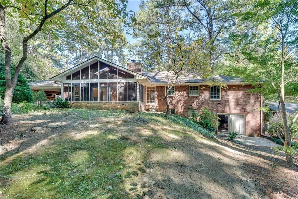 3 bedroom, 3 bathroom, 2,052 sq ft single family residence for rent at 4690 Huntley Drive, Atlanta, GA 30342 for $3,650 a month — photo 4