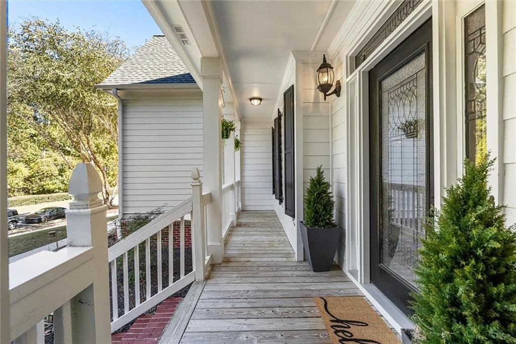 6 bedroom, 5 bathroom, 4,949 sq ft single family residence for sale at 125 Oakhurst Leaf Drive, Alpharetta, GA 30004 — photo 2