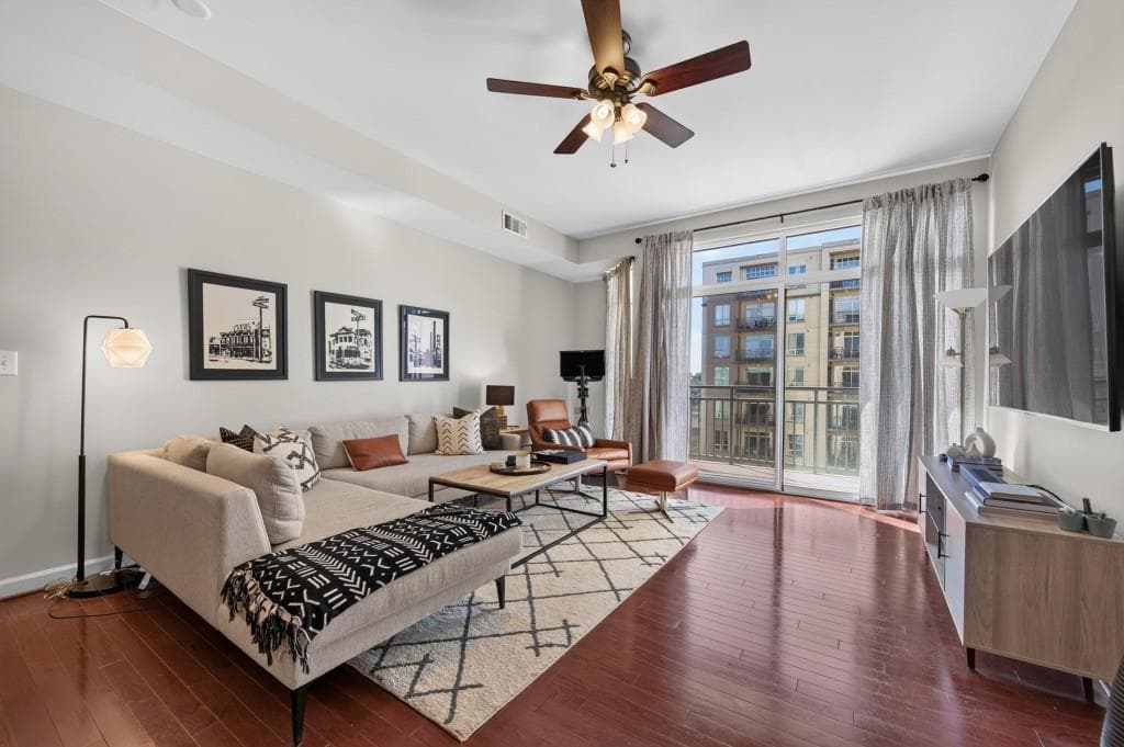 1 bedroom, 2 bathroom, 901 sq ft condominium for sale at 711 Cosmopolitan Drive 524, Atlanta, GA 30324 — photo 3