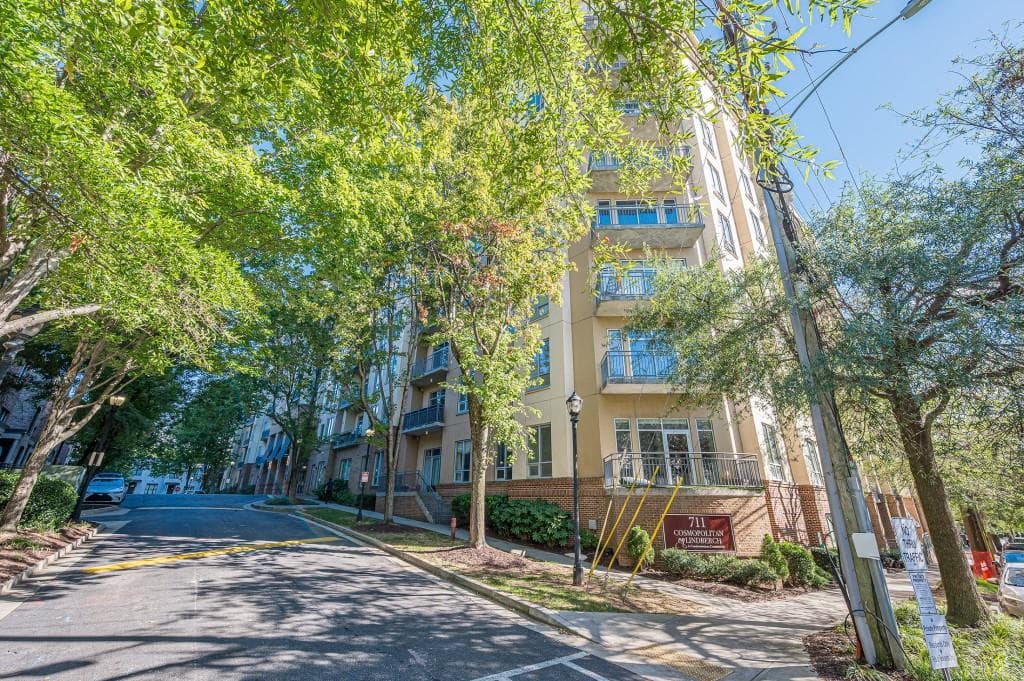 1 bedroom, 2 bathroom, 901 sq ft condominium for sale at 711 Cosmopolitan Drive 524, Atlanta, GA 30324 — photo 2