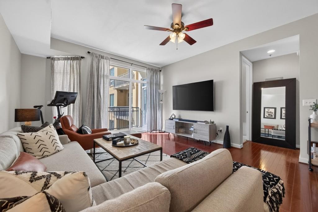 1 bedroom, 2 bathroom, 901 sq ft condominium for sale at 711 Cosmopolitan Drive 524, Atlanta, GA 30324 — photo 4