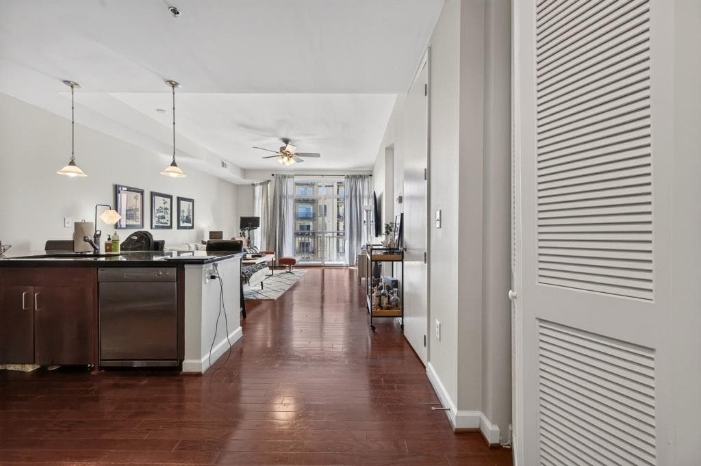1 bedroom, 2 bathroom, 901 sq ft condominium for sale at 711 Cosmopolitan Drive 524, Atlanta, GA 30324 — photo 8