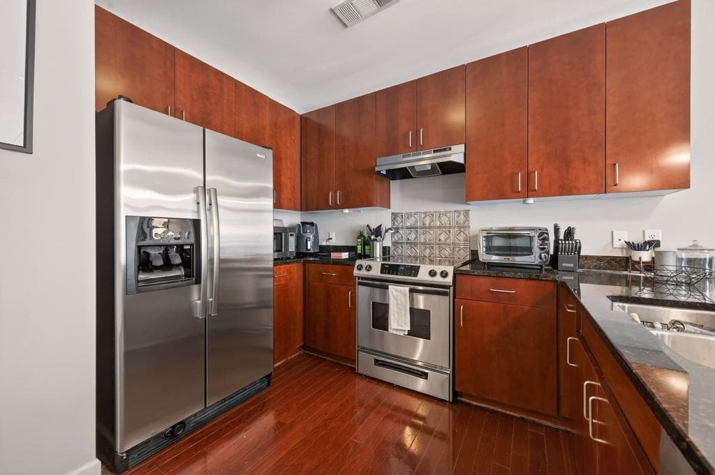 1 bedroom, 2 bathroom, 901 sq ft condominium for sale at 711 Cosmopolitan Drive 524, Atlanta, GA 30324 — photo 10