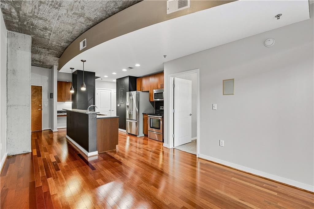 1 bedroom, 1 bathroom, 771 sq ft condominium for rent at 250 Pharr Road 306, Atlanta, GA 30305 for $1,995 a month — photo 2
