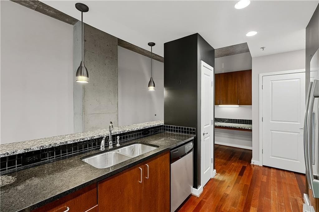 1 bedroom, 1 bathroom, 771 sq ft condominium for rent at 250 Pharr Road 306, Atlanta, GA 30305 for $1,995 a month — photo 5
