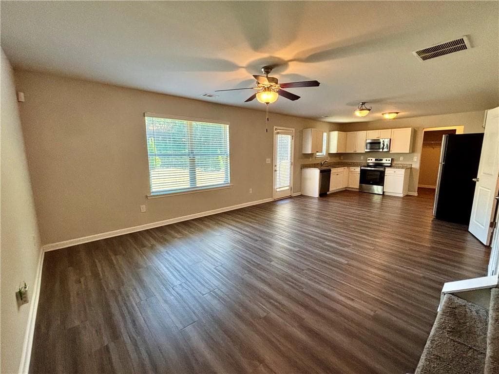 4 bedroom, 3 bathroom, 1,928 sq ft single family residence for rent at 321 Nutwood Trace, Locust Grove, GA 30248 for $1,850 a month — photo 5