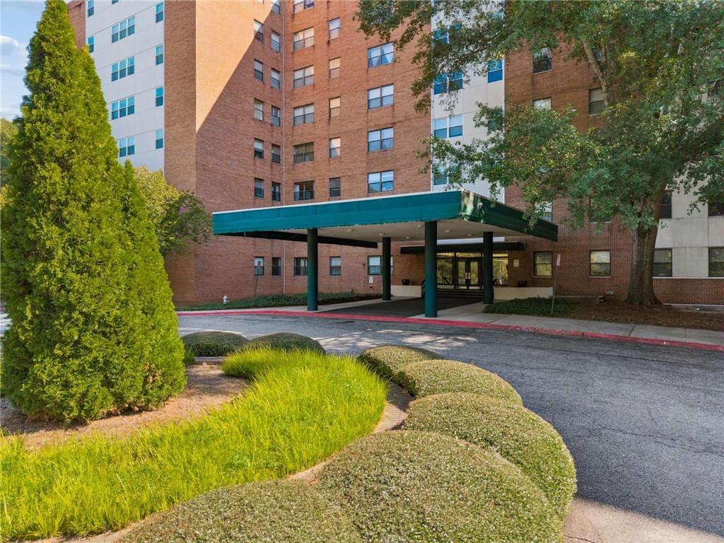 2 bedroom, 2 bathroom, 976 sq ft condominium for sale at 2965 S Pharr Court South Court 219, Atlanta, GA 30305