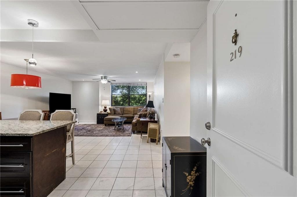 2 bedroom, 2 bathroom, 976 sq ft condominium for sale at 2965 S Pharr Court South Court 219, Atlanta, GA 30305 — photo 2