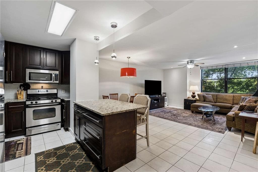2 bedroom, 2 bathroom, 976 sq ft condominium for sale at 2965 S Pharr Court South Court 219, Atlanta, GA 30305 — photo 3
