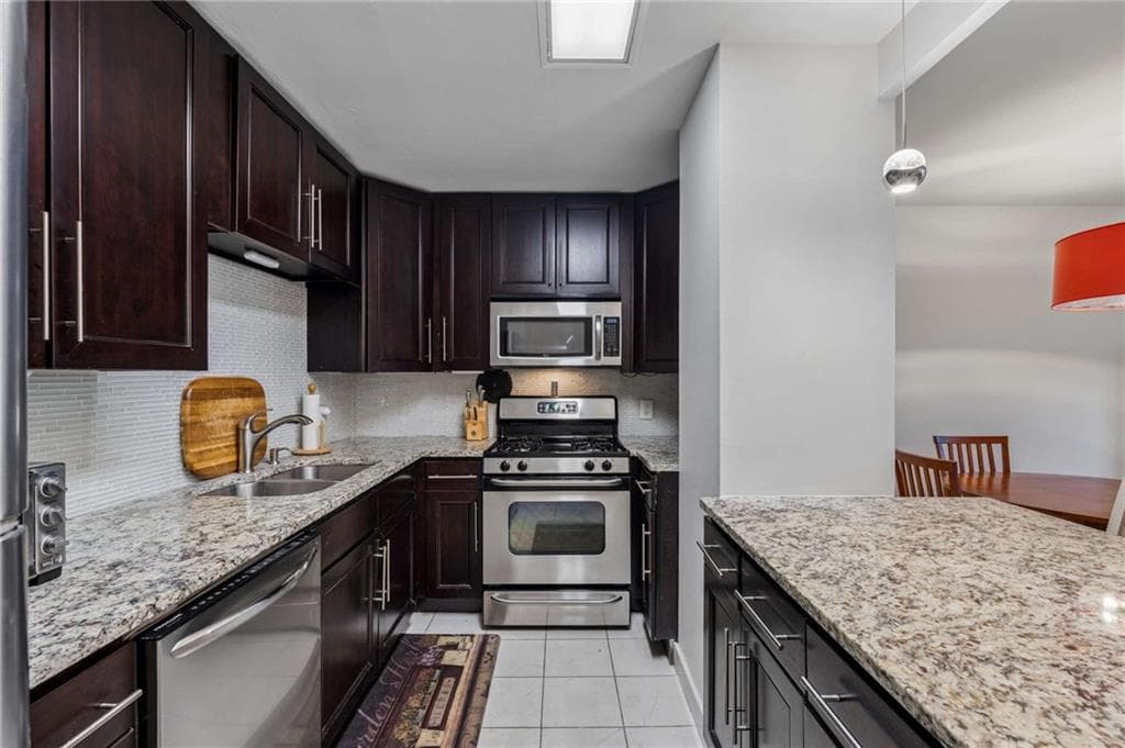 2 bedroom, 2 bathroom, 976 sq ft condominium for sale at 2965 S Pharr Court South Court 219, Atlanta, GA 30305 — photo 4