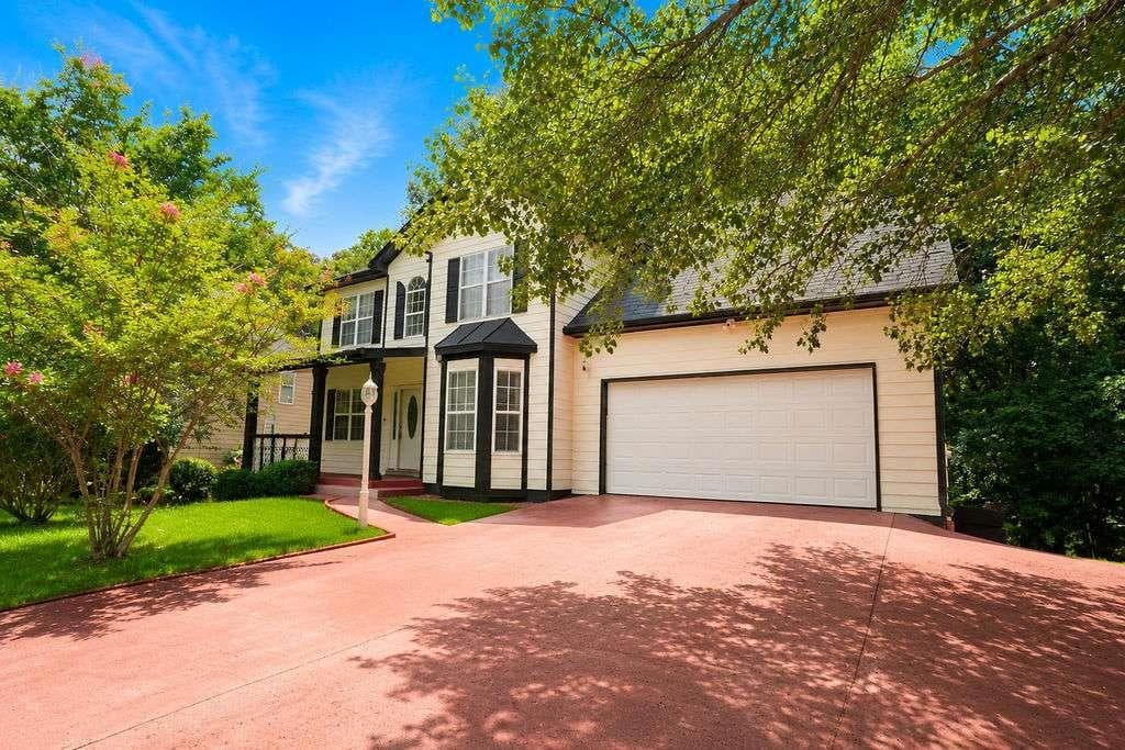 6 bedroom, 4 bathroom single family residence for rent at 775 Stonemill Manor, Lithonia, GA 30058 for $2,350 a month — photo 2