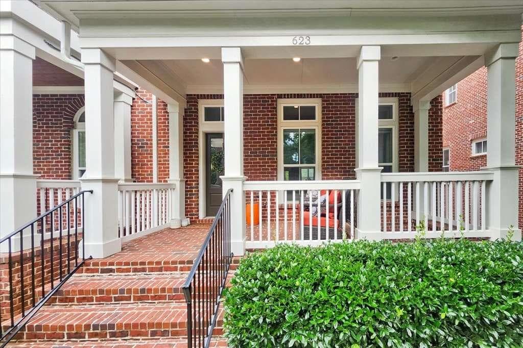 4 bedroom, 4 bathroom, 2,500 sq ft single family residence for sale at 623 Brennan Drive, Decatur, GA 30033 — photo 2