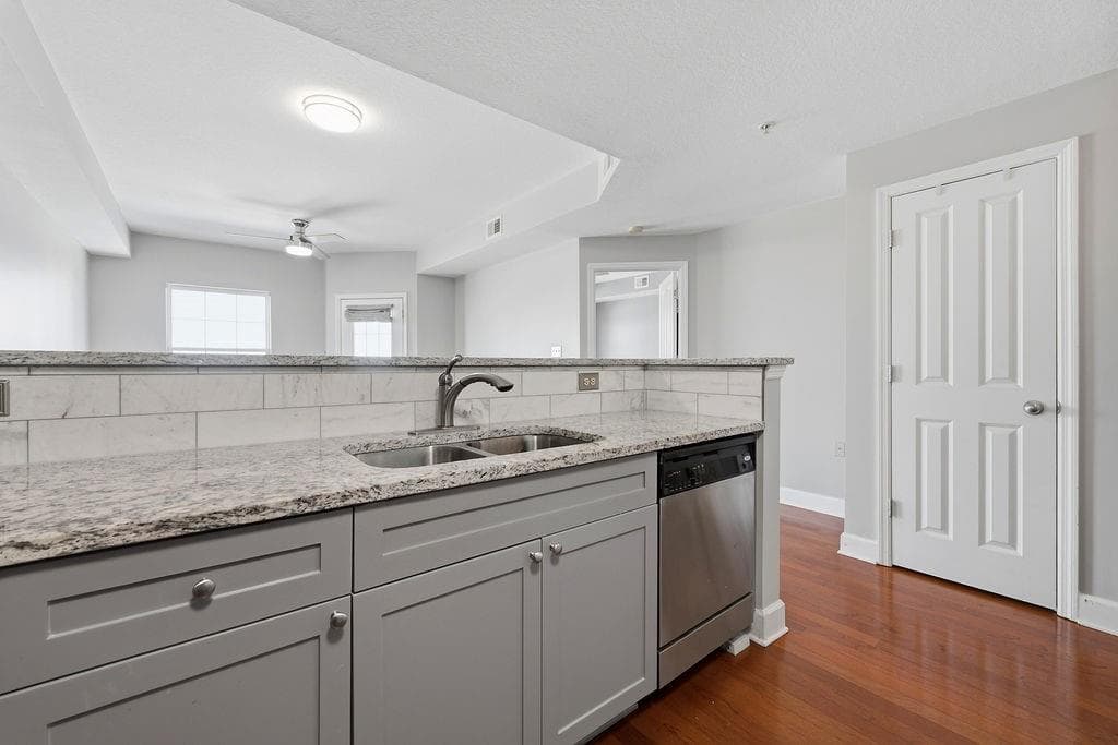 1 bedroom, 1 bathroom, 732 sq ft condominium under contract at 230 E Ponce De Leon Avenue 426, Decatur, GA 30030 — photo 2
