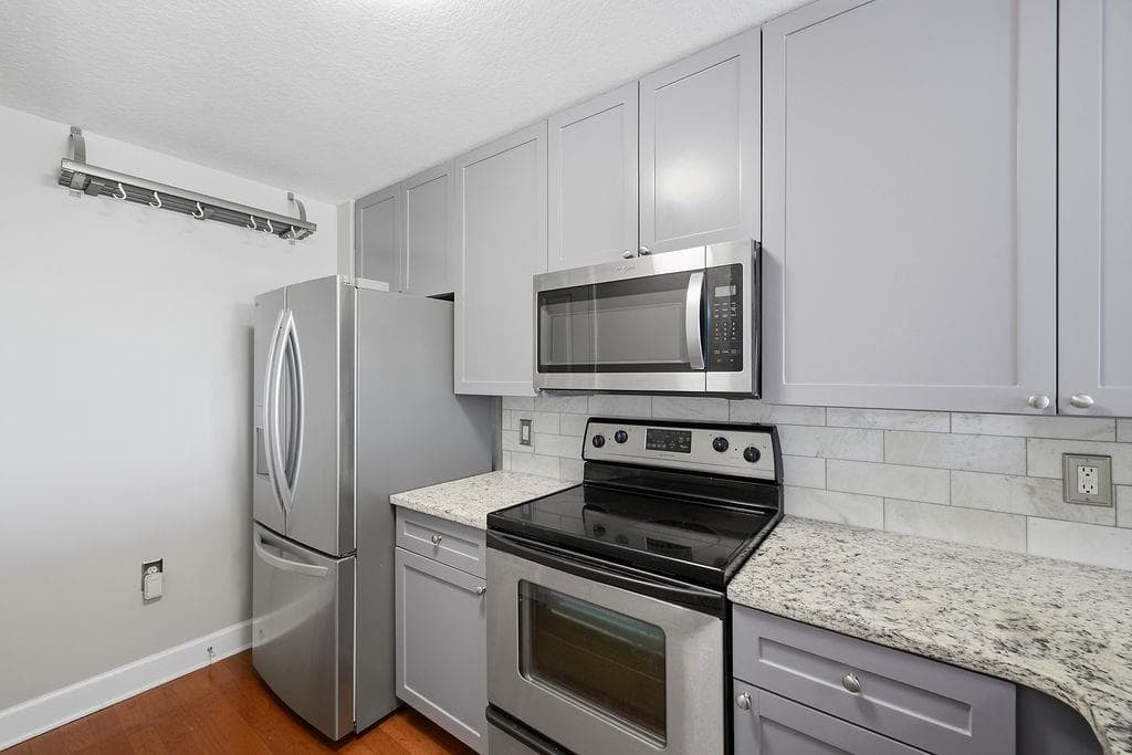 1 bedroom, 1 bathroom, 732 sq ft condominium under contract at 230 E Ponce De Leon Avenue 426, Decatur, GA 30030 — photo 3