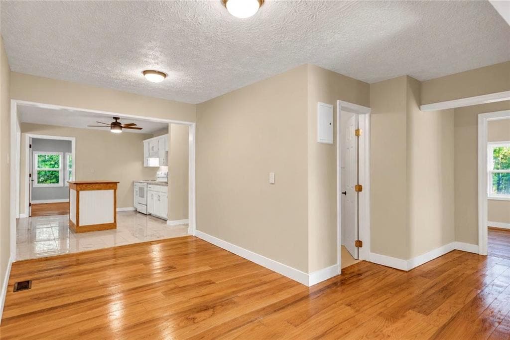 4 bedroom, 2 bathroom, 1,690 sq ft single family residence for sale at 575 Laurelwood Drive, Tyrone, GA 30290 — photo 8