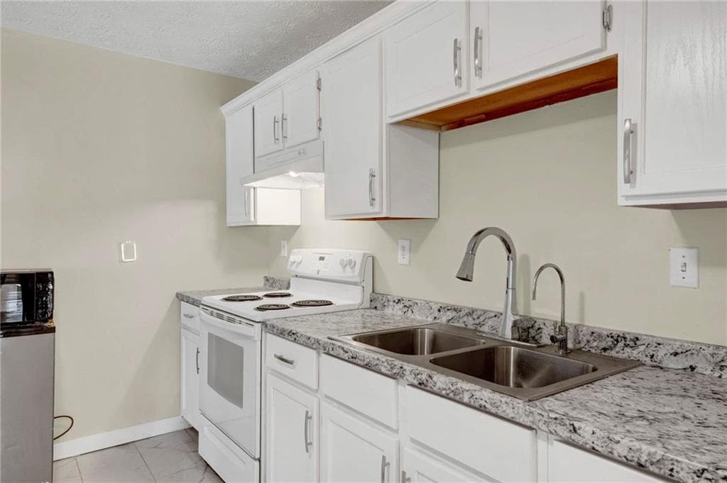 4 bedroom, 2 bathroom, 1,690 sq ft single family residence for sale at 575 Laurelwood Drive, Tyrone, GA 30290 — photo 9