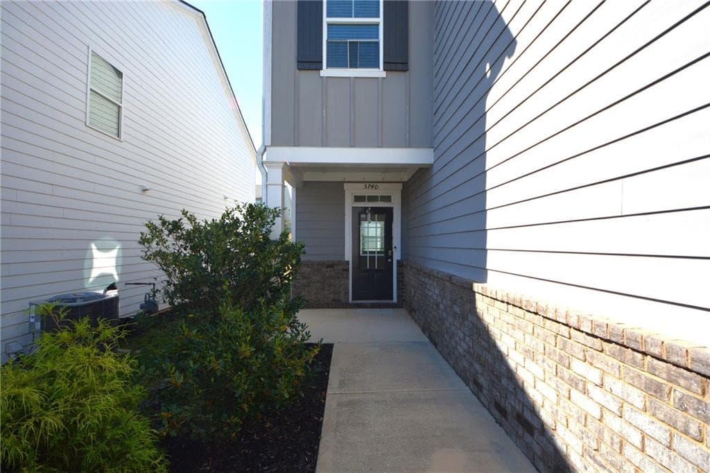 4 bedroom, 3 bathroom, 2,192 sq ft single family residence for rent at 5740 Screech Owl Drive, Flowery Branch, GA 30542 for $2,200 a month — photo 5