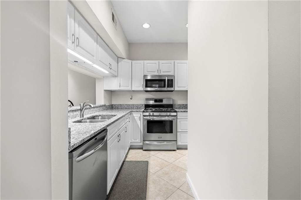 1 bedroom, 1 bathroom, 873 sq ft condominium for sale at 240 Renaissance Parkway 211, Atlanta, GA 30308 — photo 6