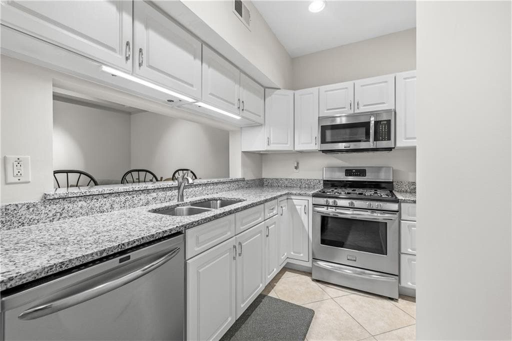1 bedroom, 1 bathroom, 873 sq ft condominium for sale at 240 Renaissance Parkway 211, Atlanta, GA 30308 — photo 7