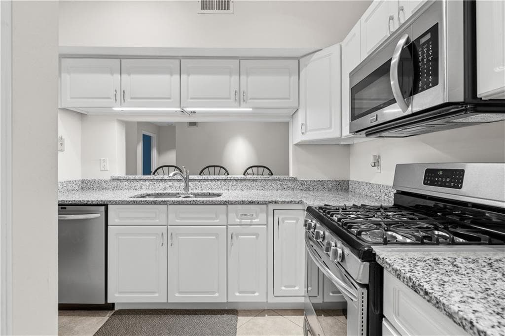 1 bedroom, 1 bathroom, 873 sq ft condominium for sale at 240 Renaissance Parkway 211, Atlanta, GA 30308 — photo 8