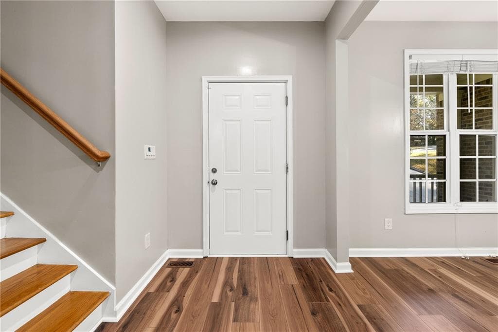 5 bedroom, 3 bathroom, 2,600 sq ft single family residence for sale at 506 Waterford Road, Atlanta, GA 30318 — photo 5