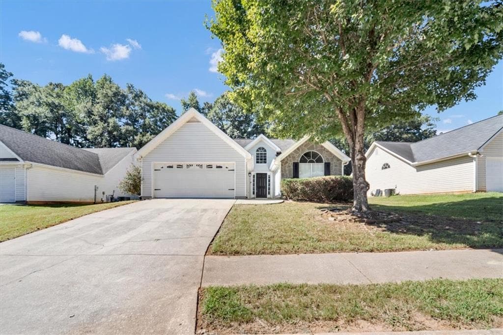 3 bedroom, 2 bathroom single family residence for rent at 208 Coldsprings Court, Mcdonough, GA 30253 for $2,000 a month — photo 4