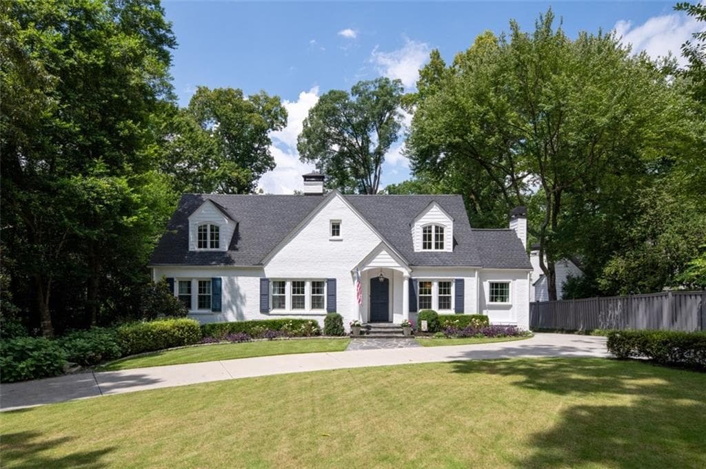 5 bedroom, 4 bathroom, 4,012 sq ft single family residence for sale at 3590 Ivy Road, Atlanta, GA 30342 — photo 2