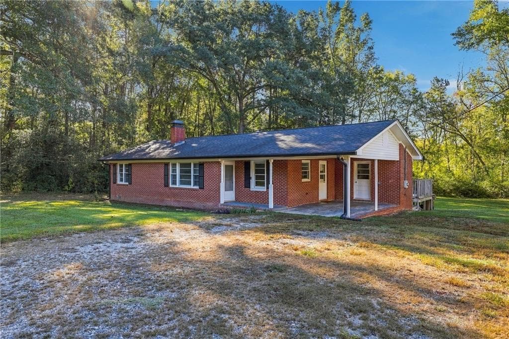 4 bedroom, 2 bathroom, 1,792 sq ft single family residence for sale at 1890 Historic Homer Highway, Commerce, GA 30529