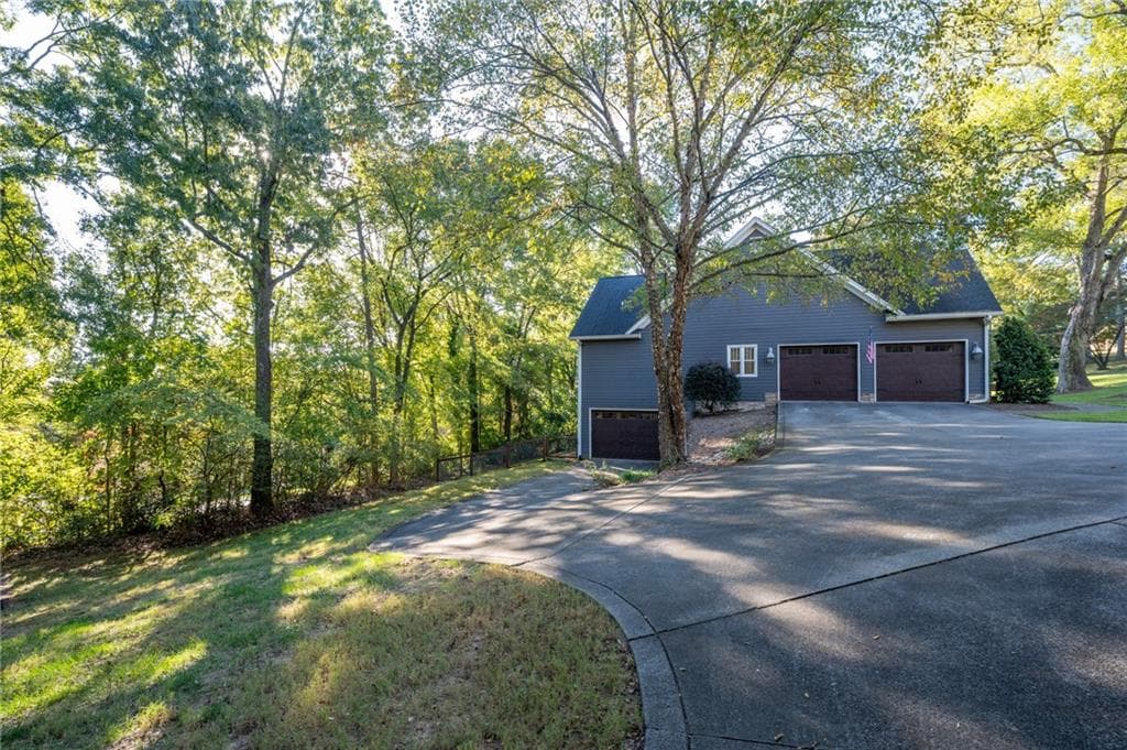4 bedroom, 4 bathroom, 4,061 sq ft single family residence for sale at 132 Victory Drive, Calhoun, GA 30701 — photo 4