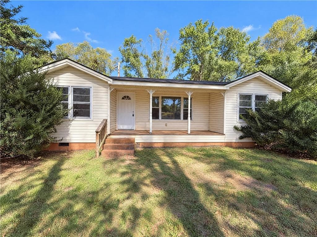 3 bedroom, 1 bathroom, 877 sq ft single family residence for sale at 755 Commerce Road, Jefferson, GA 30549