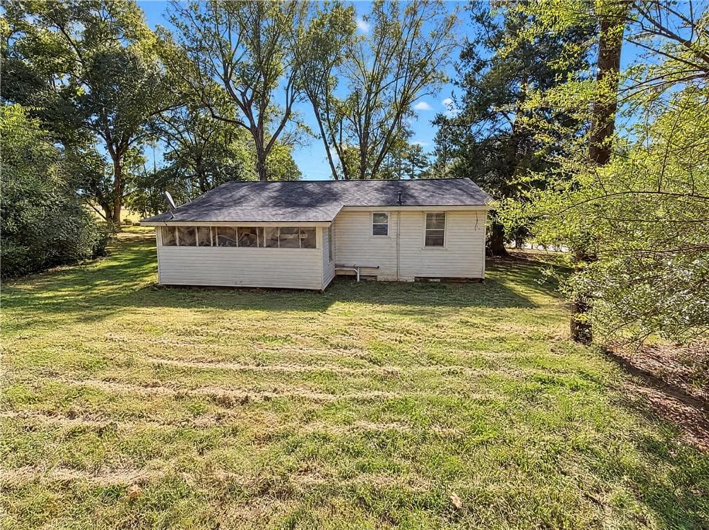 3 bedroom, 1 bathroom, 877 sq ft single family residence for sale at 755 Commerce Road, Jefferson, GA 30549 — photo 5