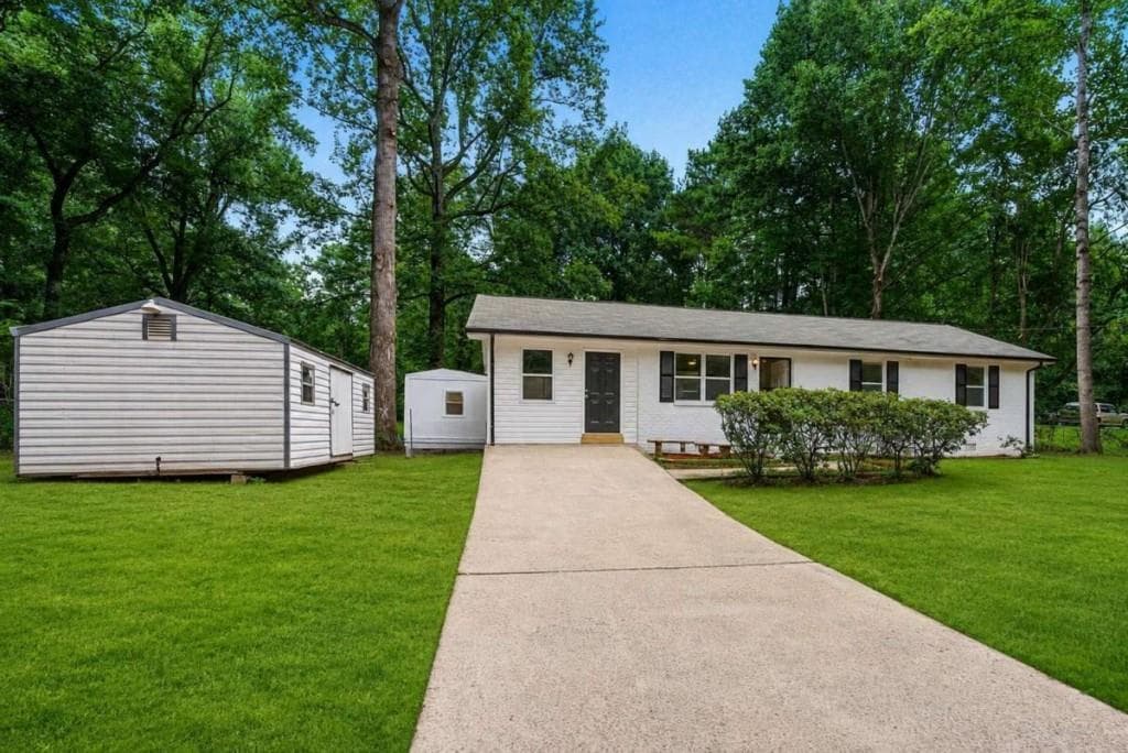 4 bedroom, 2 bathroom, 1,325 sq ft single family residence for sale at 125 Pleasant Valley Road, Mcdonough, GA 30253 — photo 2
